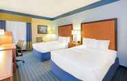 Kamar Tidur 5 La Quinta Inn & Suites by Wyndham Shawnee