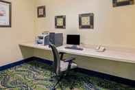 Functional Hall La Quinta Inn & Suites by Wyndham Shawnee