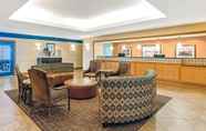 Lobby 2 La Quinta Inn & Suites by Wyndham Shawnee