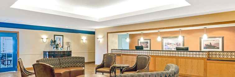 Lobi La Quinta Inn & Suites by Wyndham Shawnee