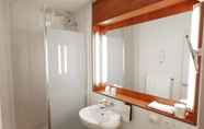 In-room Bathroom 5 Campanile Macon Sud - Chaintre