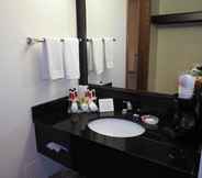 In-room Bathroom 4 Days Inn by Wyndham Petoskey