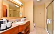 In-room Bathroom 5 Hampton Inn & Suites Richmond, IN