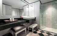 In-room Bathroom 2 Courtyard by Marriott Phuket Town