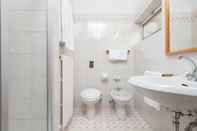 Toilet Kamar Corte Family Residence