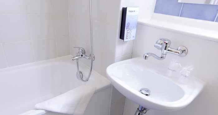 In-room Bathroom Kyriad Montauban Sud - Albasud