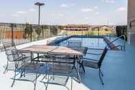 Swimming Pool Comfort Inn & Suites