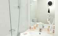 In-room Bathroom 7 Residhome Appart Hotel Nancy Lorraine