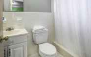 In-room Bathroom 6 Rodeway Inn & Suites Winter Haven Chain Of Lakes