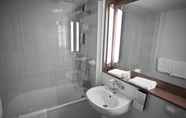 In-room Bathroom 4 Campanile Valenciennes Ouest - Petite Foret