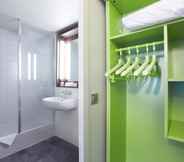 Toilet Kamar 6 greet Hotel Versailles - Voisins Le Bretonneux