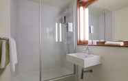 In-room Bathroom 3 Hotel Campanile Montesson - Le Vésinet
