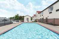 Swimming Pool Days Inn & Suites by Wyndham Seaford