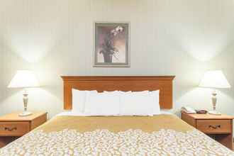 Bedroom 4 Days Inn & Suites by Wyndham Seaford