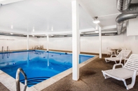 Swimming Pool Rodeway Inn Lyons - La Grange