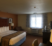 Bedroom 5 Days Inn & Suites by Wyndham Stevens Point