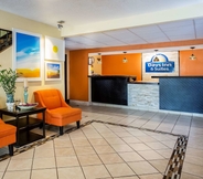 Lobby 2 Days Inn & Suites by Wyndham Stevens Point