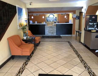 Lobby 2 Days Inn & Suites by Wyndham Stevens Point