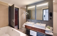 In-room Bathroom 2 DoubleTree by Hilton Cluj – City Plaza