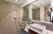 In-room Bathroom 5 DoubleTree by Hilton Cluj – City Plaza