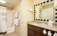 Toilet Kamar 2 Residence Inn by Marriott Sacramento Downtown at Capitol Park