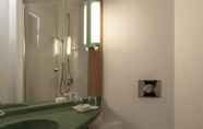 In-room Bathroom 7 Ibis Istanbul Zeytinburnu