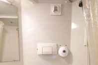 In-room Bathroom Premiere Classe Paris Ouest - Pont de Suresnes