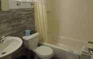 In-room Bathroom 2 Super 8 by Wyndham Albany