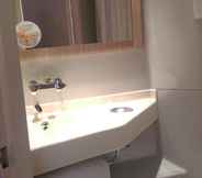 In-room Bathroom 7 Premiere Classe Metz Sud - Jouy-Aux-Arches