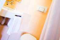 In-room Bathroom Premiere Classe Clermont Ferrand Nord