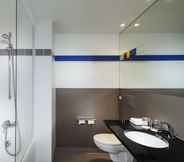 In-room Bathroom 7 Park Inn by Radisson Liege Airport