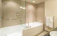 Toilet Kamar 6 The Sidney Pier Hotel & Spa