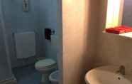 In-room Bathroom 5 Hotel Archimede Ortigia