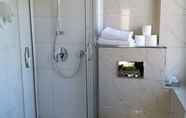 Toilet Kamar 5 ATLAS Posthotel