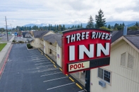 Exterior Three Rivers Inn