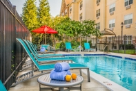 Swimming Pool TownePlace Suites by Marriott Baltimore BWI Airport