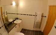 In-room Bathroom 5 The Spires Serviced Apartments Birmingham