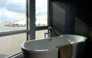 In-room Bathroom 6 Radisson Blu Edwardian New Providence Wharf Hotel, London