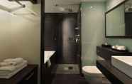 In-room Bathroom 5 Radisson Blu Edwardian New Providence Wharf Hotel, London