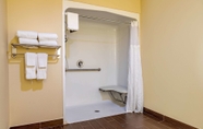 Phòng tắm bên trong 2 Comfort Suites Savannah Gateway I-95