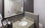 Toilet Kamar 3 Courtyard by Marriott Suffolk Chesapeake