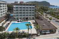Swimming Pool Riviera Hotel & Spa
