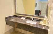 Toilet Kamar 6 Texas Inn and Suites McAllen at La Plaza Mall and Airport