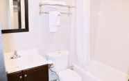 Toilet Kamar 7 Capital Inn and Suites