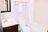 In-room Bathroom Capital Inn and Suites