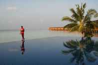 Swimming Pool Vilamendhoo Island Resort & Spa