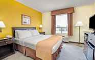 Bedroom 5 Super 8 by Wyndham Barrie