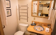 Toilet Kamar 5 Snowberry Inn Bed & Breakfast