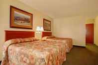 Bedroom Econo Lodge Inn & Suites