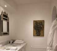 In-room Bathroom 6 Hotel Van Cleef